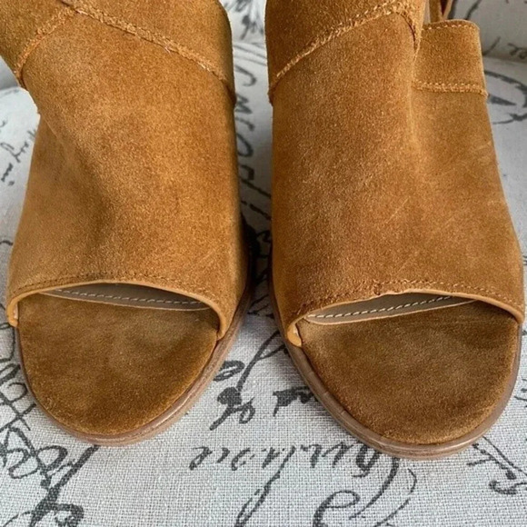 NEW, Marc Fisher, Vega, Suede Peep Toe Sandal, Stacked Block Heel, Tan, Brown - Picture 4 of 13